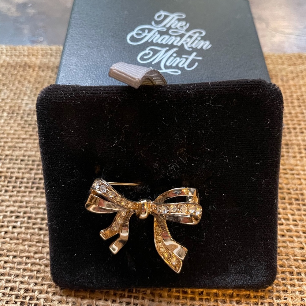 Franklin Mint gold tone pin